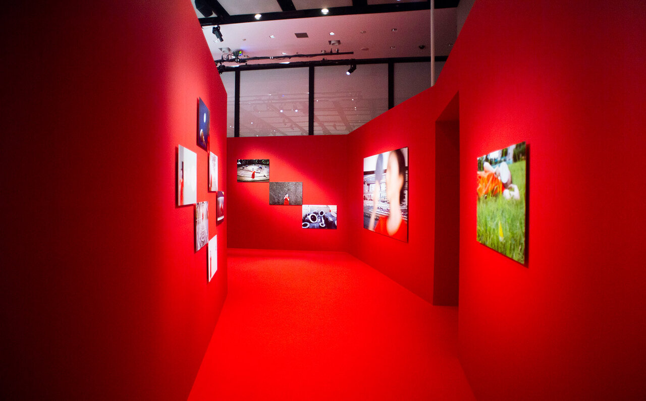 「RED」と銘打った写真家堀清英さんの思考の軌跡。 シャネル・ネクサス・ホールを真紅に染めた衝撃の写真展！