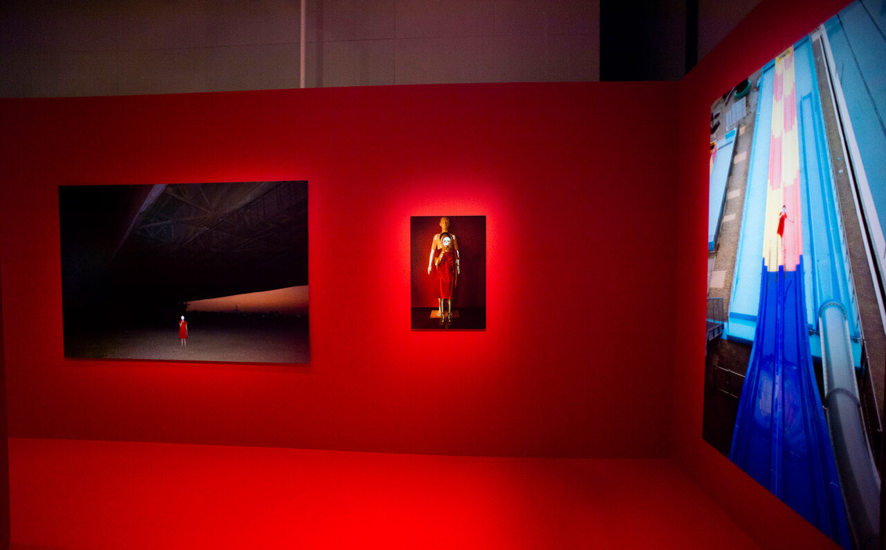 「RED」と銘打った写真家堀清英さんの思考の軌跡。 シャネル・ネクサス・ホールを真紅に染めた衝撃の写真展！