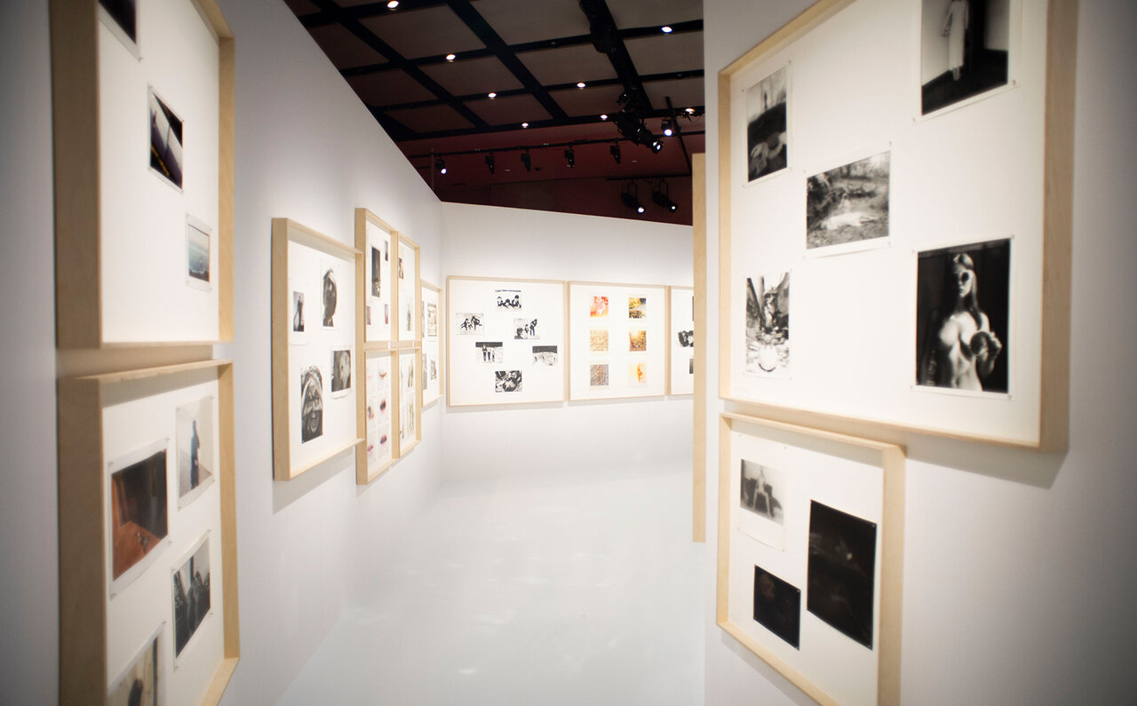 「RED」と銘打った写真家堀清英さんの思考の軌跡。 シャネル・ネクサス・ホールを真紅に染めた衝撃の写真展！