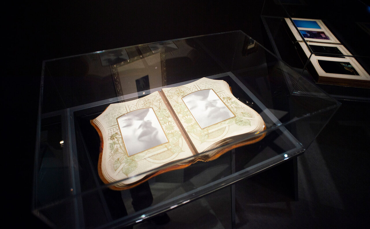 「RED」と銘打った写真家堀清英さんの思考の軌跡。 シャネル・ネクサス・ホールを真紅に染めた衝撃の写真展！