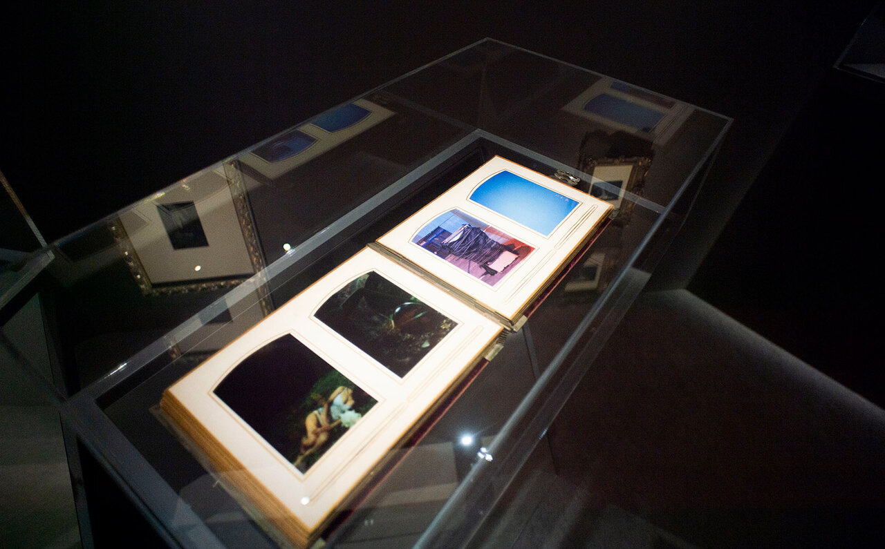 「RED」と銘打った写真家堀清英さんの思考の軌跡。 シャネル・ネクサス・ホールを真紅に染めた衝撃の写真展！