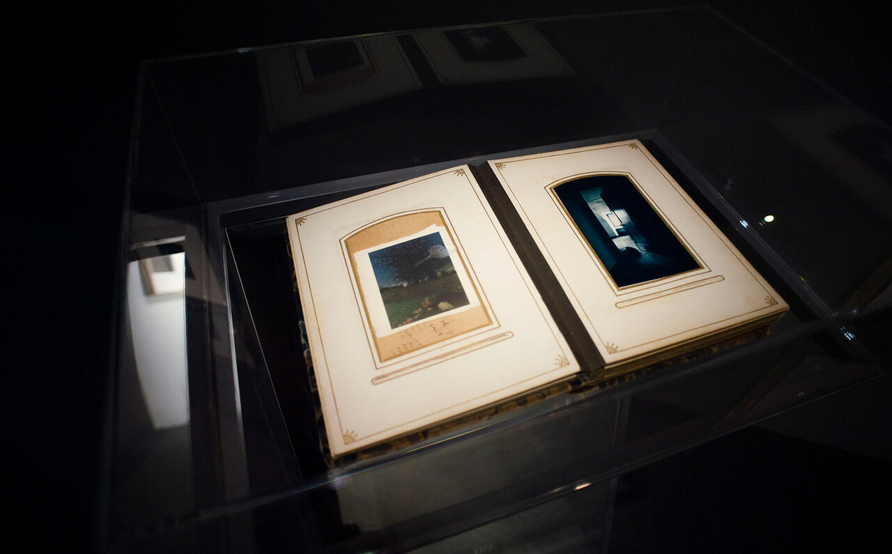 「RED」と銘打った写真家堀清英さんの思考の軌跡。 シャネル・ネクサス・ホールを真紅に染めた衝撃の写真展！