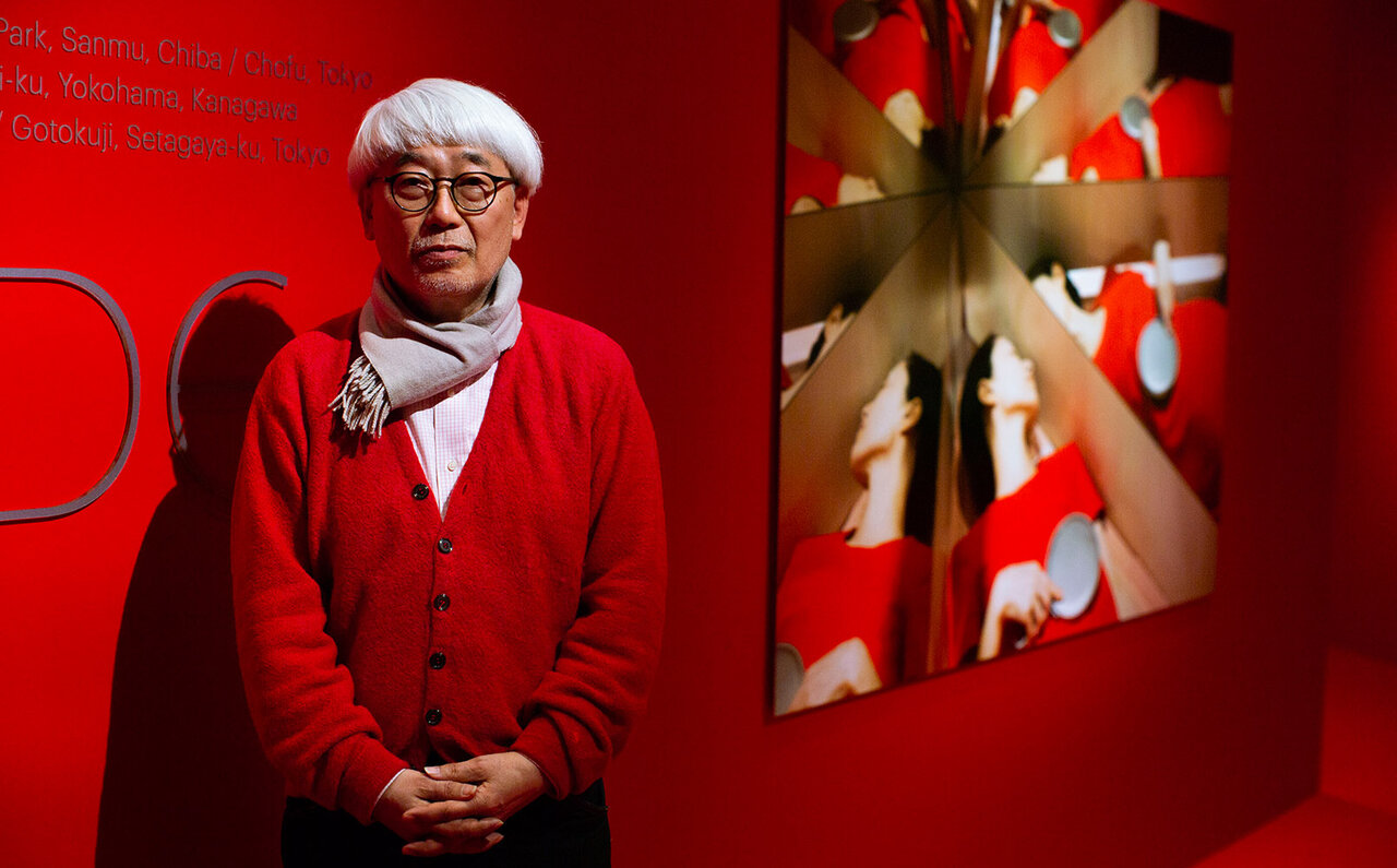 「RED」と銘打った写真家堀清英さんの思考の軌跡。 シャネル・ネクサス・ホールを真紅に染めた衝撃の写真展！