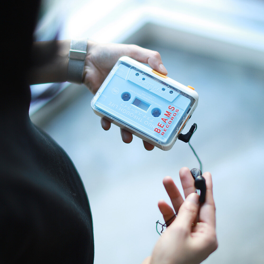 レトロ·フューチャーなデザインが目を惹く、スケルトンタイプのカセットプレイヤー ｜BEAMS RECORDS