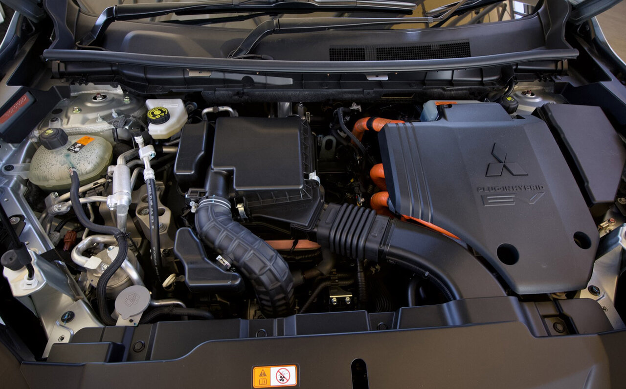 先代から大幅進化──三菱のフラッグシップSUV、新型「アウトランダーPHEV」に試乗｜MITSUBISHI