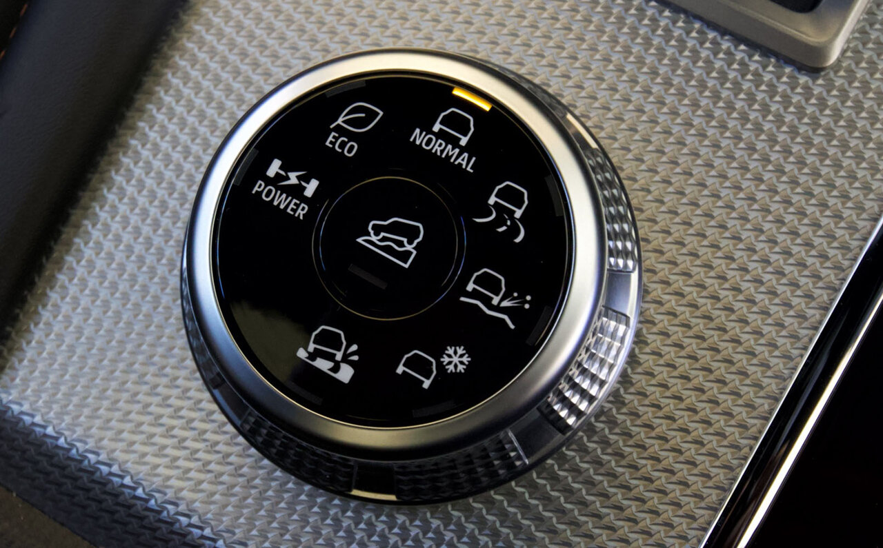 先代から大幅進化──三菱のフラッグシップSUV、新型「アウトランダーPHEV」に試乗｜MITSUBISHI