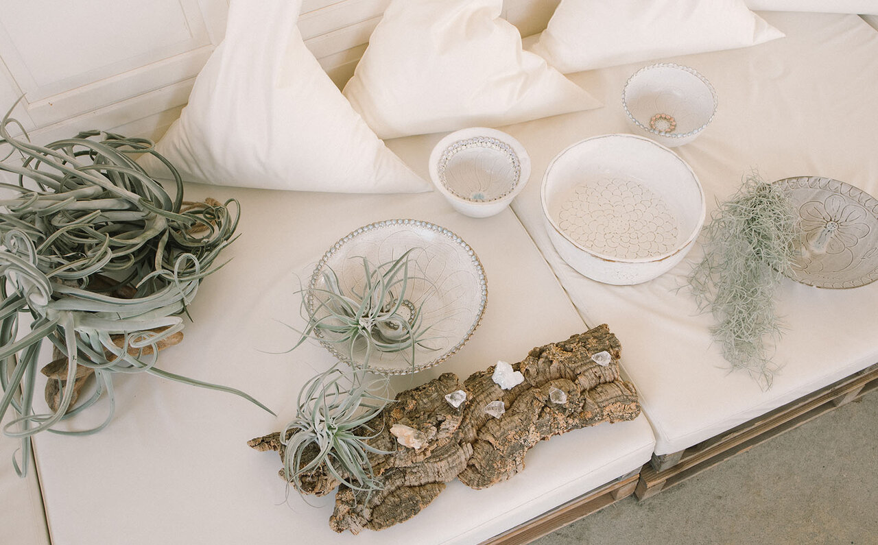 陶芸家・岡崎裕子と葉山の作家が集う個展『依代 -yorishiro-』開催｜ART