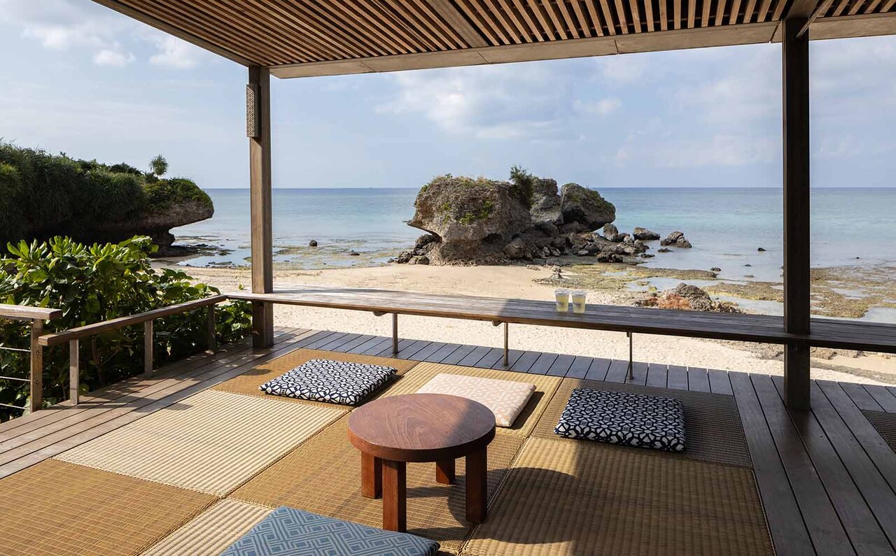 沖縄の海辺を大人テイストで楽しめる日帰り施設「星野リゾート バンタカフェ」|TRAVEL