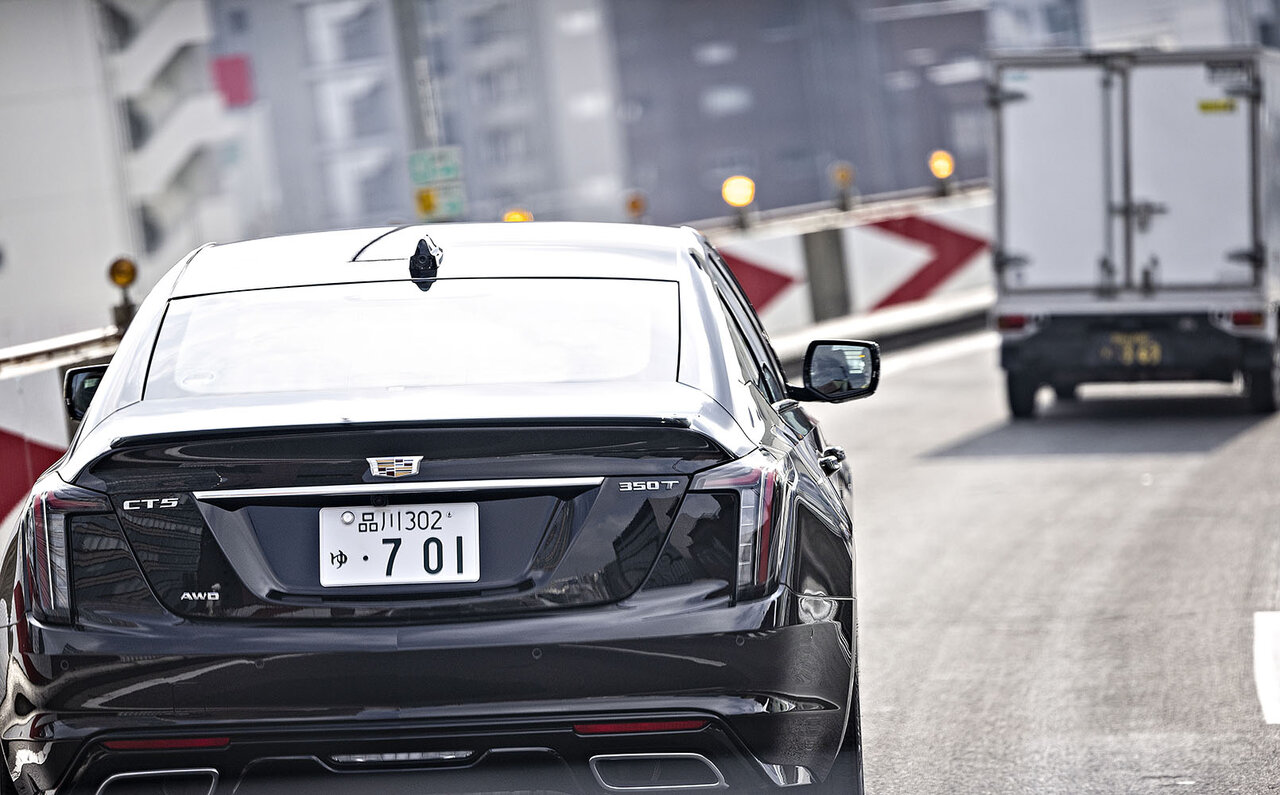 注目のクリエイターがキャデラックとともに過ごす一日──CT5 × インテリアスタイリスト窪川勝哉 & トラベルジャーナリスト 飯嶌寿子編|Cadillac