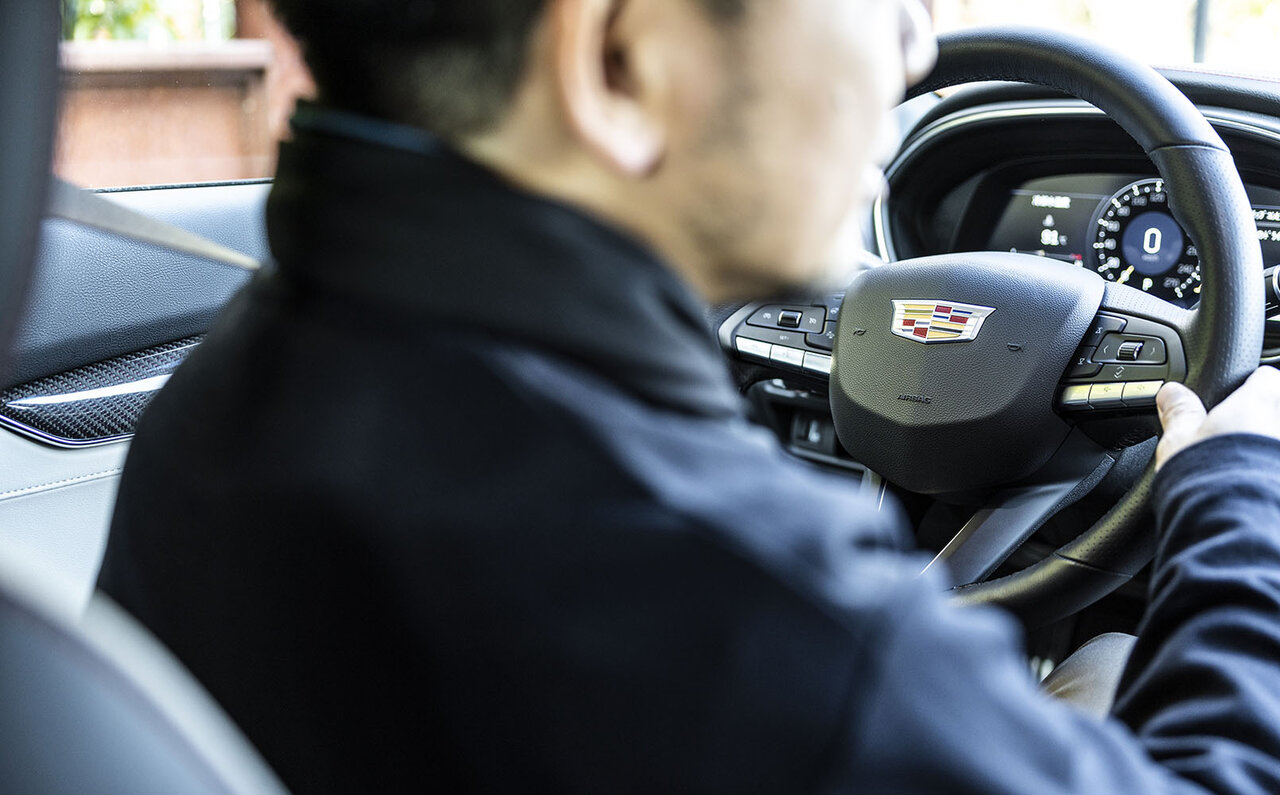 注目のクリエイターがキャデラックとともに過ごす一日──CT5 × インテリアスタイリスト窪川勝哉 & トラベルジャーナリスト 飯嶌寿子編|Cadillac