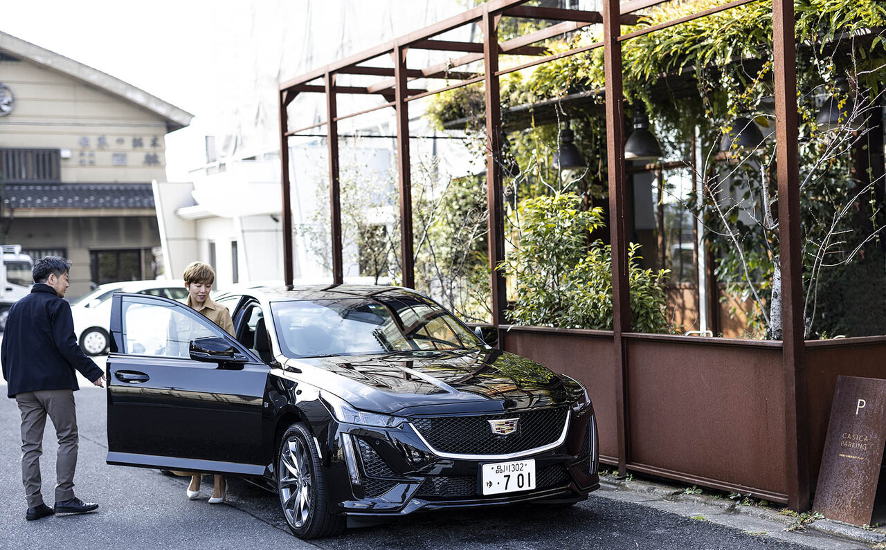 注目のクリエイターがキャデラックとともに過ごす一日──CT5 × インテリアスタイリスト窪川勝哉 & トラベルジャーナリスト 飯嶌寿子編|Cadillac