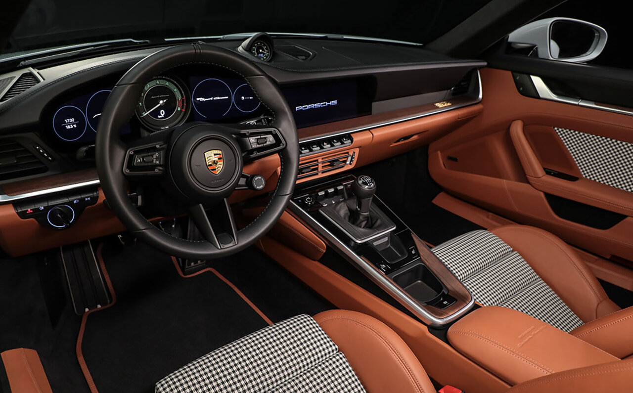 カレラRS2.7をモチーフとした新型ポルシェ911スポーツクラシックが登場|Porsche