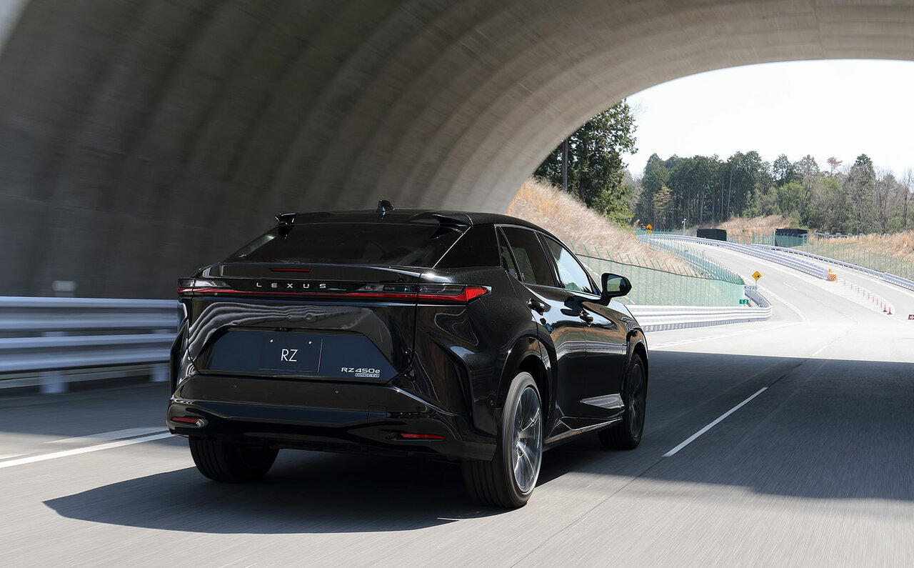 レクサス初となるバッテリーEV専用モデル「RZ」プロトタイプに試乗──その走り味とは? |LEXUS
