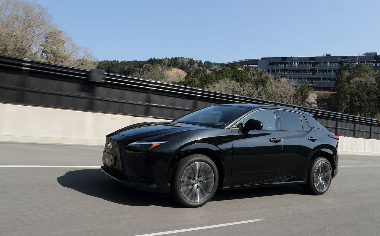 レクサス初となるバッテリーEV専用モデル「RZ」プロトタイプに試乗──その走り味とは? |LEXUS