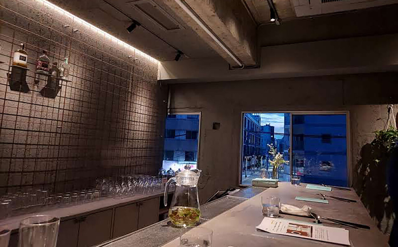 酒粕がクラフトジンに。サステナブルを実現する東京リバーサイド蒸溜所|EAT