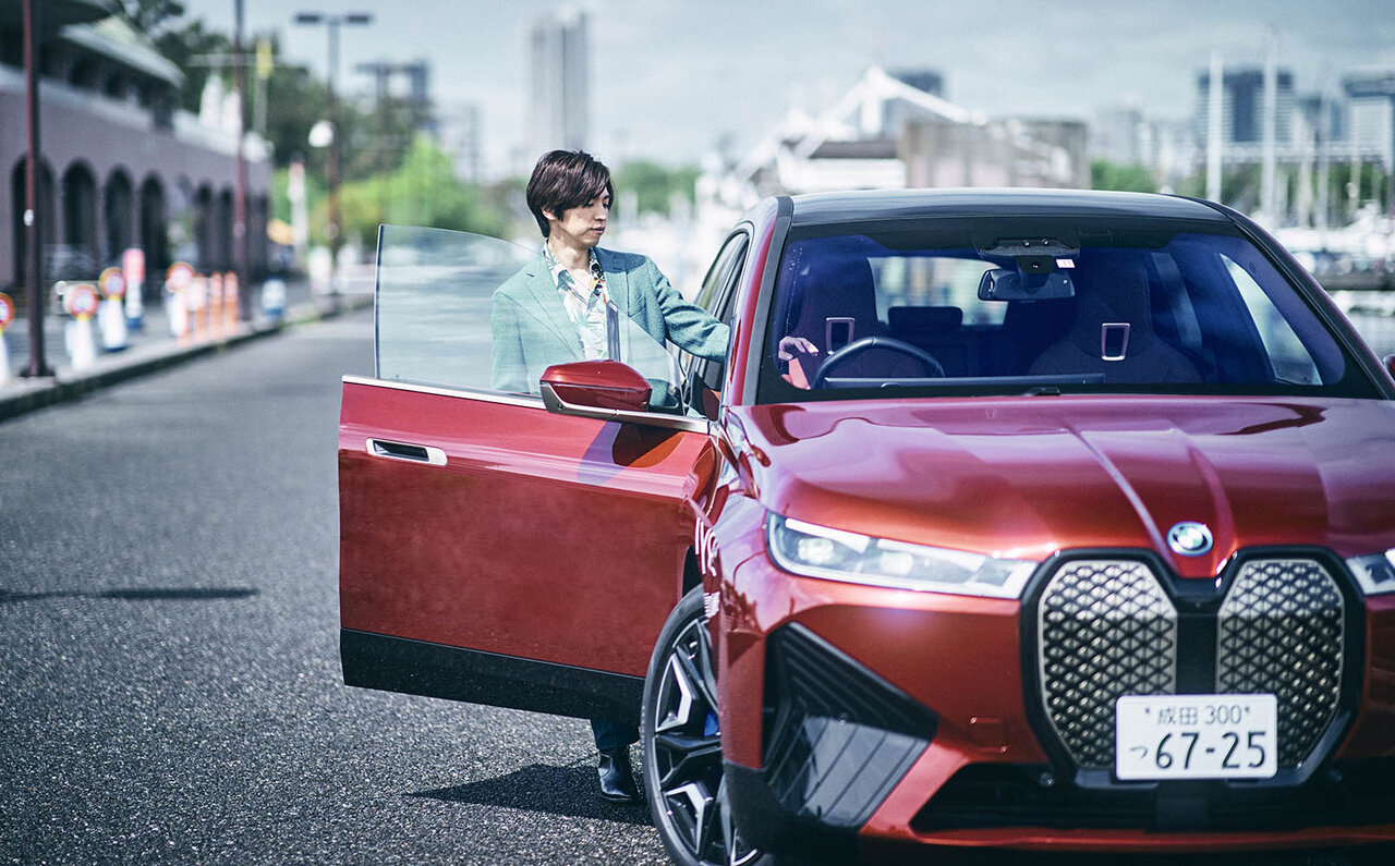 俳優 桐山漣、BMWのフラッグシップBEV「iX」を堪能する|BMW