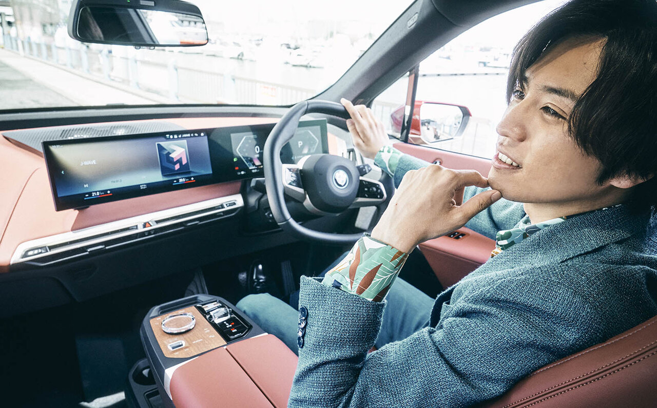 俳優 桐山漣、BMWのフラッグシップBEV「iX」を堪能する|BMW