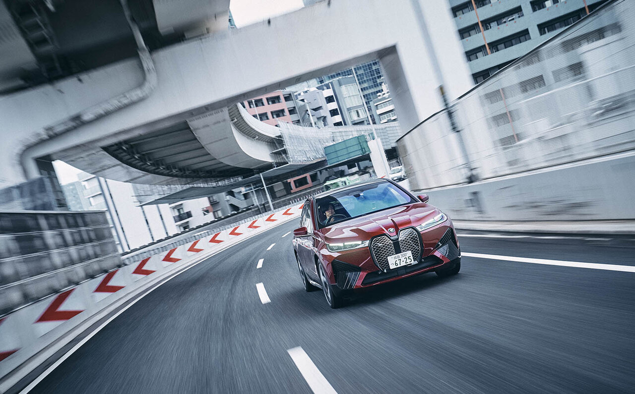 俳優 桐山漣、BMWのフラッグシップBEV「iX」を堪能する|BMW