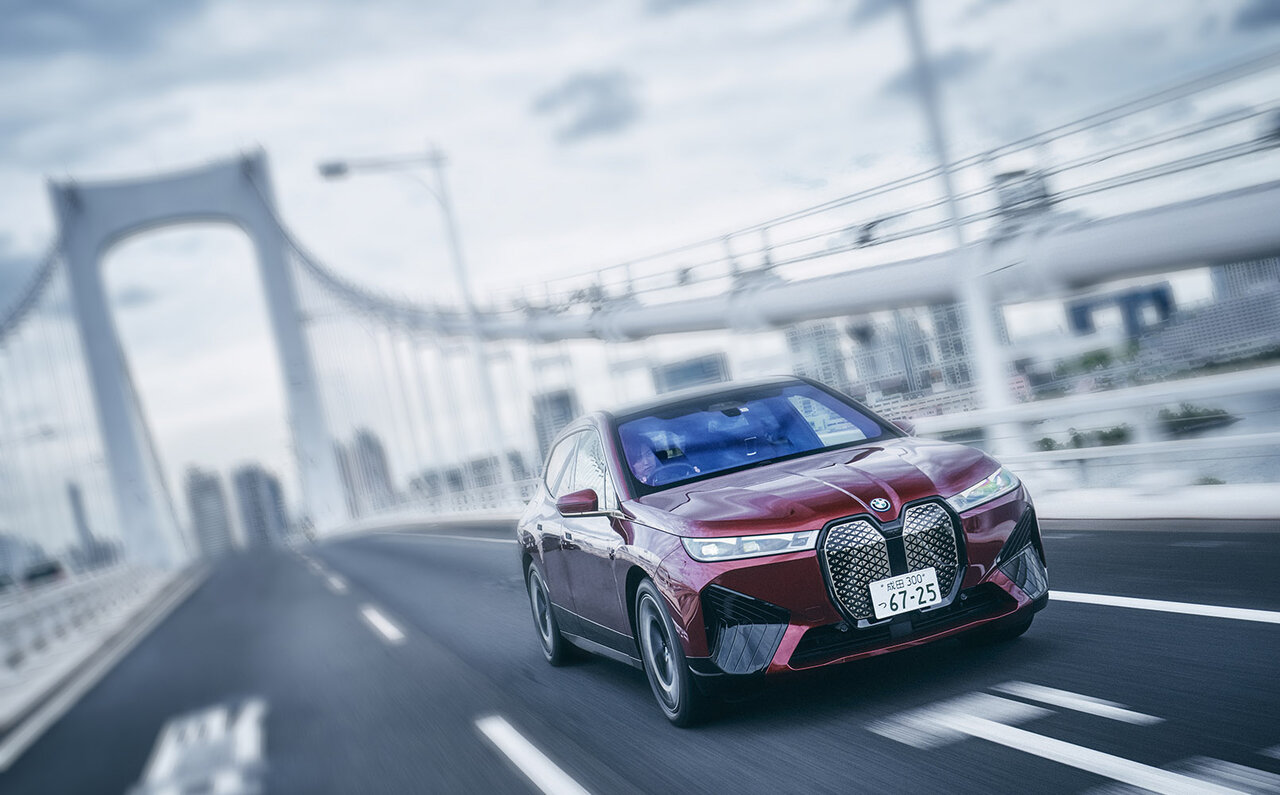 俳優 桐山漣、BMWのフラッグシップBEV「iX」を堪能する|BMW