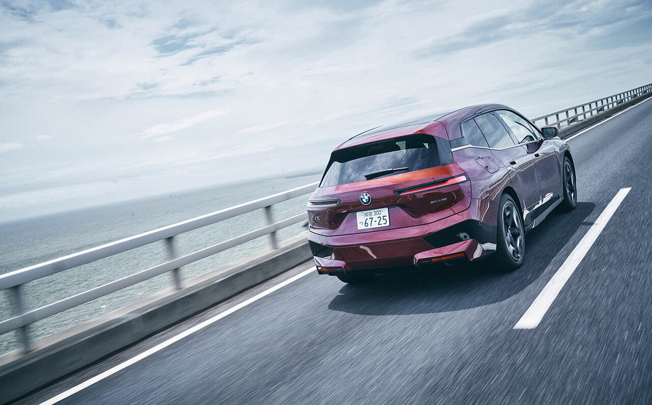 俳優 桐山漣、BMWのフラッグシップBEV「iX」を堪能する|BMW
