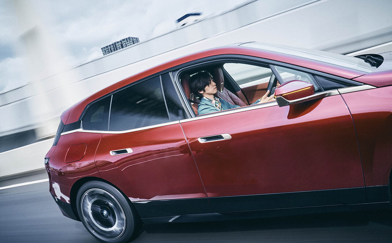 俳優 桐山漣、BMWのフラッグシップBEV「iX」を堪能する|BMW