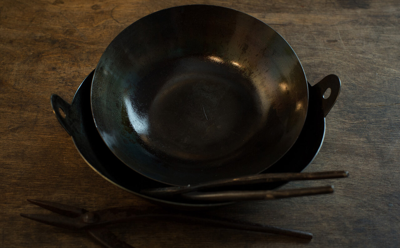 “打出し製法” の中華鍋で知られる山田工業所が製造。アウトドアクッカー「タビ鉄」｜海千山千會