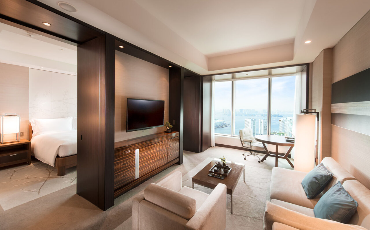 幻想的な雰囲気が漂うスパを満喫。ラグジュアリーな宿泊プラン「プライベート・ナイトプール」登場｜CONRAD TOKYO