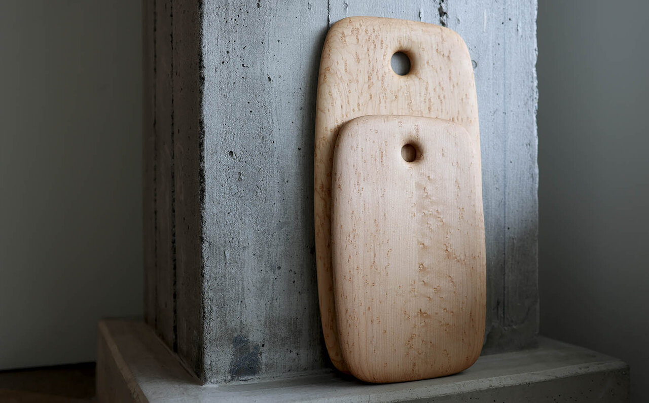 美しい曲線と滑らかな肌触りが特徴のカッティングボード｜Edward Wohl