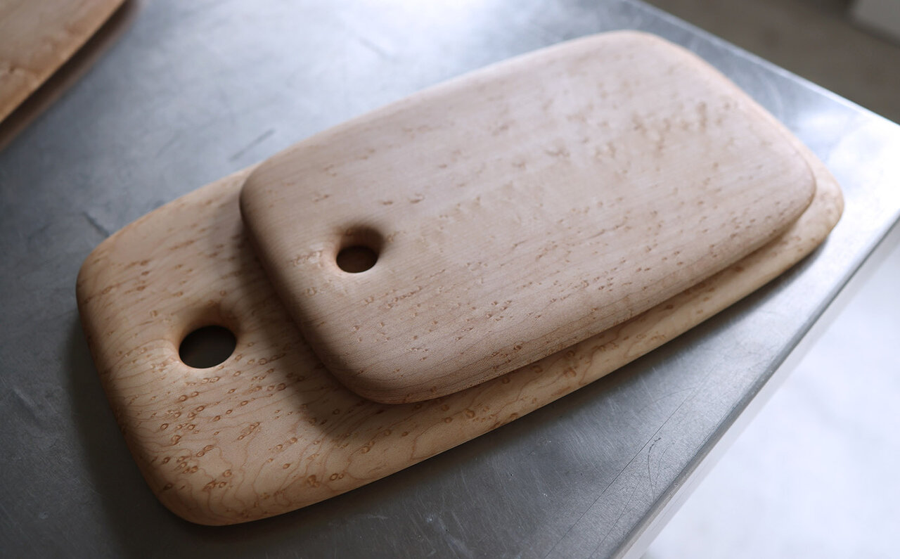 美しい曲線と滑らかな肌触りが特徴のカッティングボード｜Edward Wohl