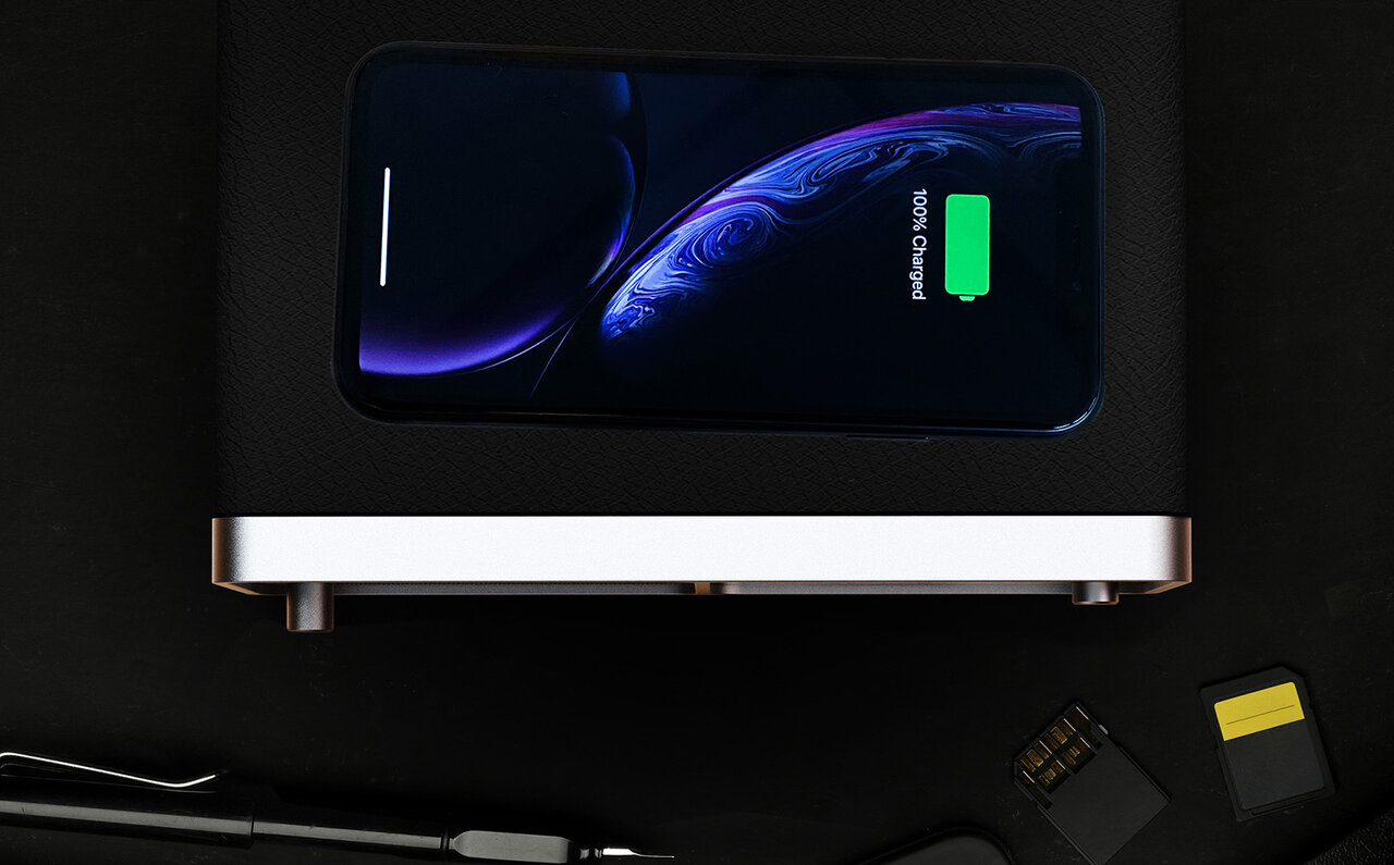 ワイヤレスチャージ機能も装備。クロック付き高音質Bluetoothスピーカー|GENEVA