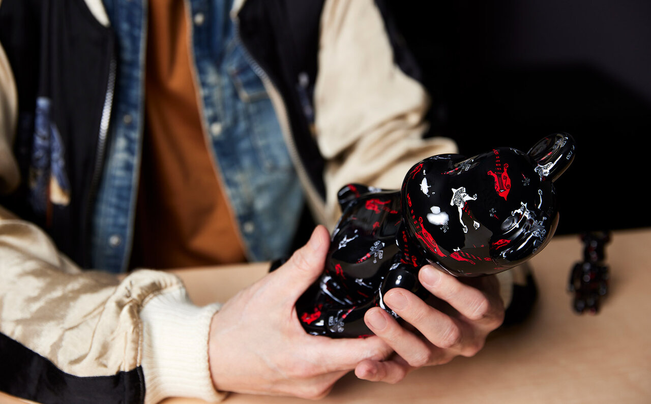 “奇才レフティ”の異名をとる、BUCK-TICKのギタリスト今井寿の愛機『BT-MM』をフィーチャーしたBE@RBRICKとフォトＴシャツが登場｜MEDICOM TOY