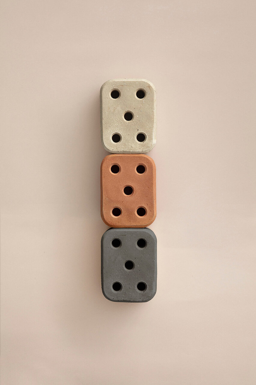 70％を超えるリサイクル原料を使用した、熊野亘氏デザインの煉瓦の傘立て｜MOHEIM