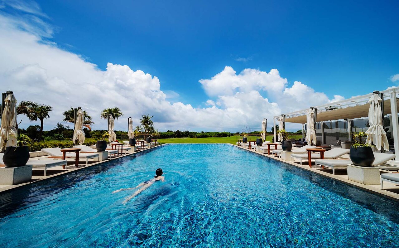 まるで千夜一夜物語。黄金色に煌めく石垣島の「ナイトプール」で大人時間を満喫！｜TRAVEL