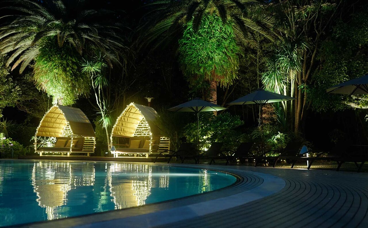 「大人の楽園」が幕張に出現。”オトナ女子”のためのナイトプールで南国気分｜HOTEL NEW OTANI