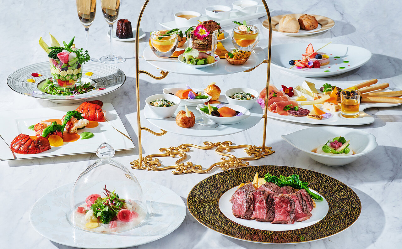 東京湾岸夜景を一望するテラス席でシャンパンやビールを楽しむ｜INTERCONTINENTAL TOKYO BAY