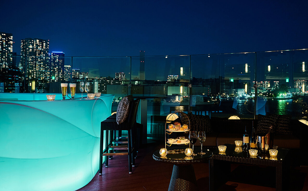 東京湾岸夜景を一望するテラス席でシャンパンやビールを楽しむ｜INTERCONTINENTAL TOKYO BAY