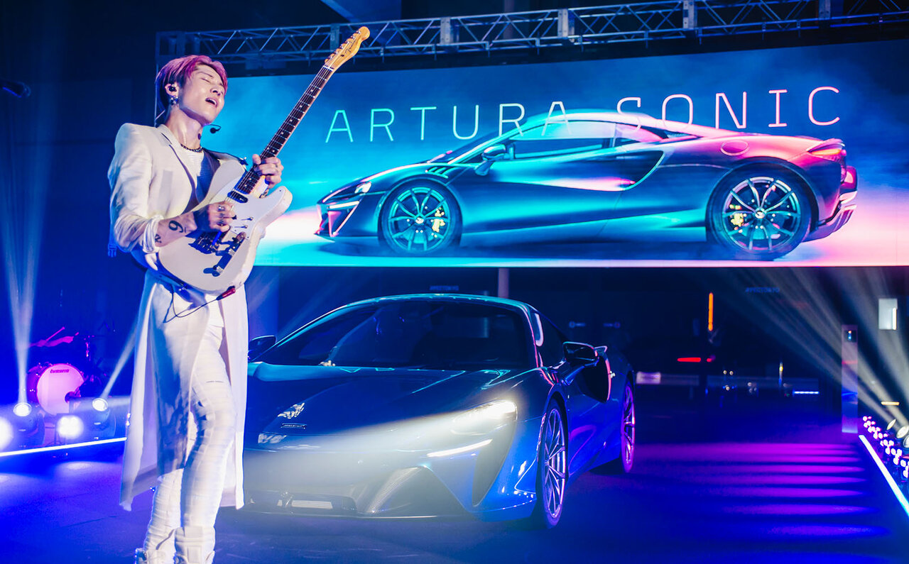 マクラーレン初のシリーズ生産PHEVアルトゥーラがMIYAVIのギターとともに日本デビュー｜McLaren
