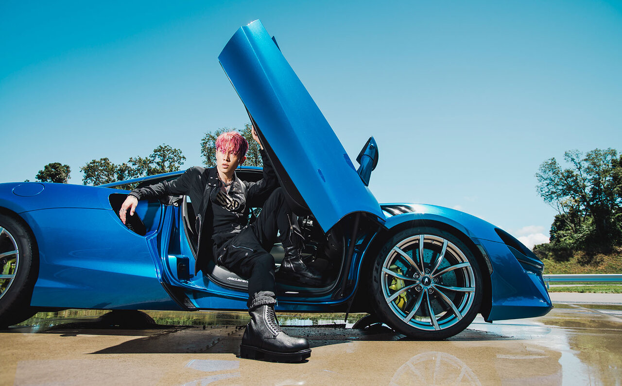 マクラーレン初のシリーズ生産PHEVアルトゥーラがMIYAVIのギターとともに日本デビュー｜McLaren