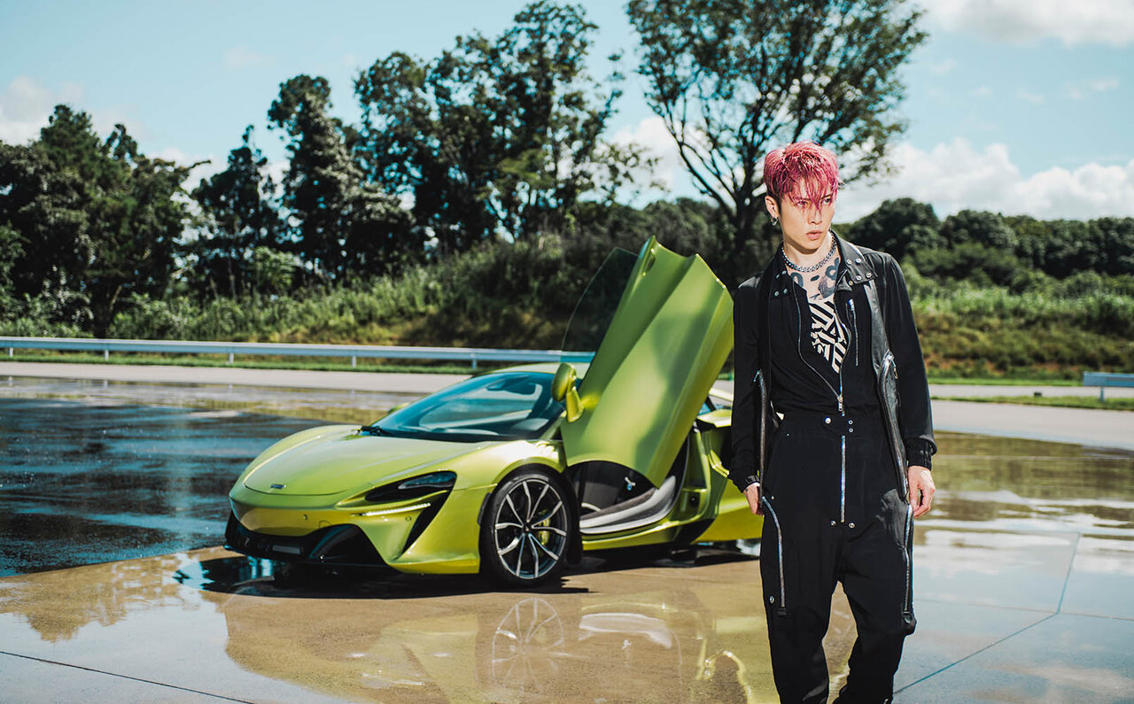 マクラーレン初のシリーズ生産PHEVアルトゥーラがMIYAVIのギターとともに日本デビュー｜McLaren