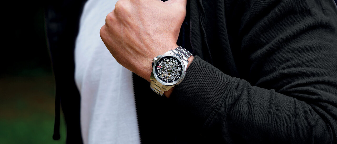 ２点支持で剛性力アップ。アームが太く、第一印象から凛々しいスケルトン｜NORQAIN