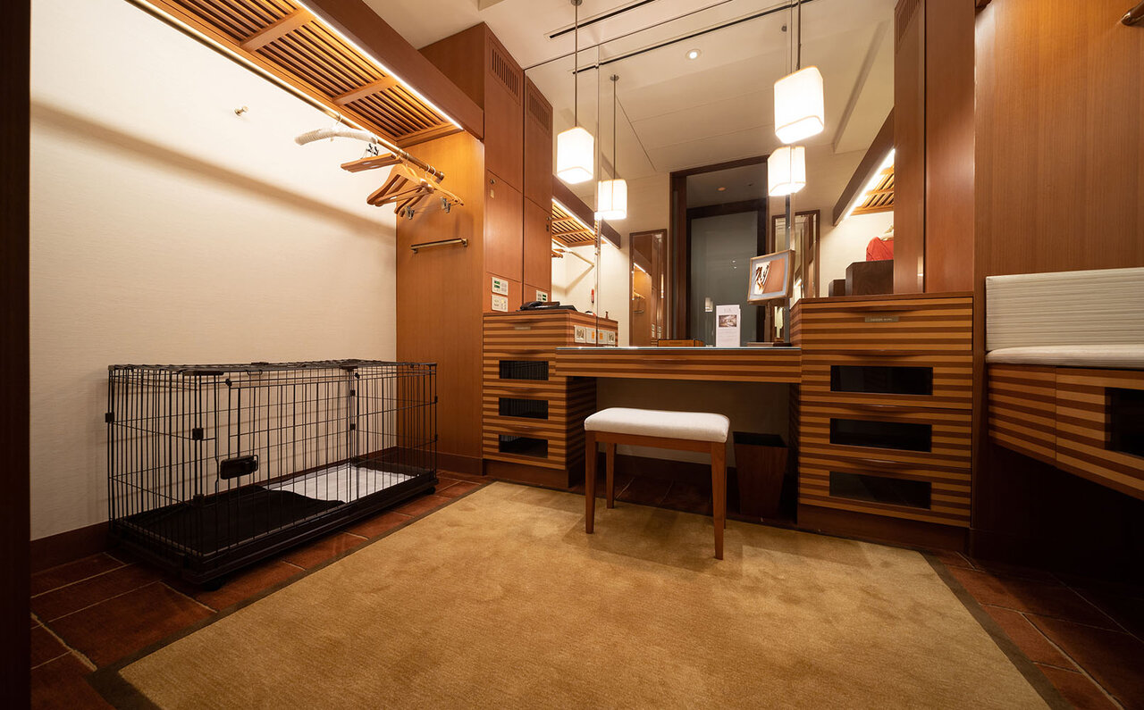 ［犬と泊まれる宿］“館内抱きかかえで皇居お散歩”が叶う！　ザ・ペニンシュラ東京「ドッグステイプログラム」全容を大公開｜TRAVEL