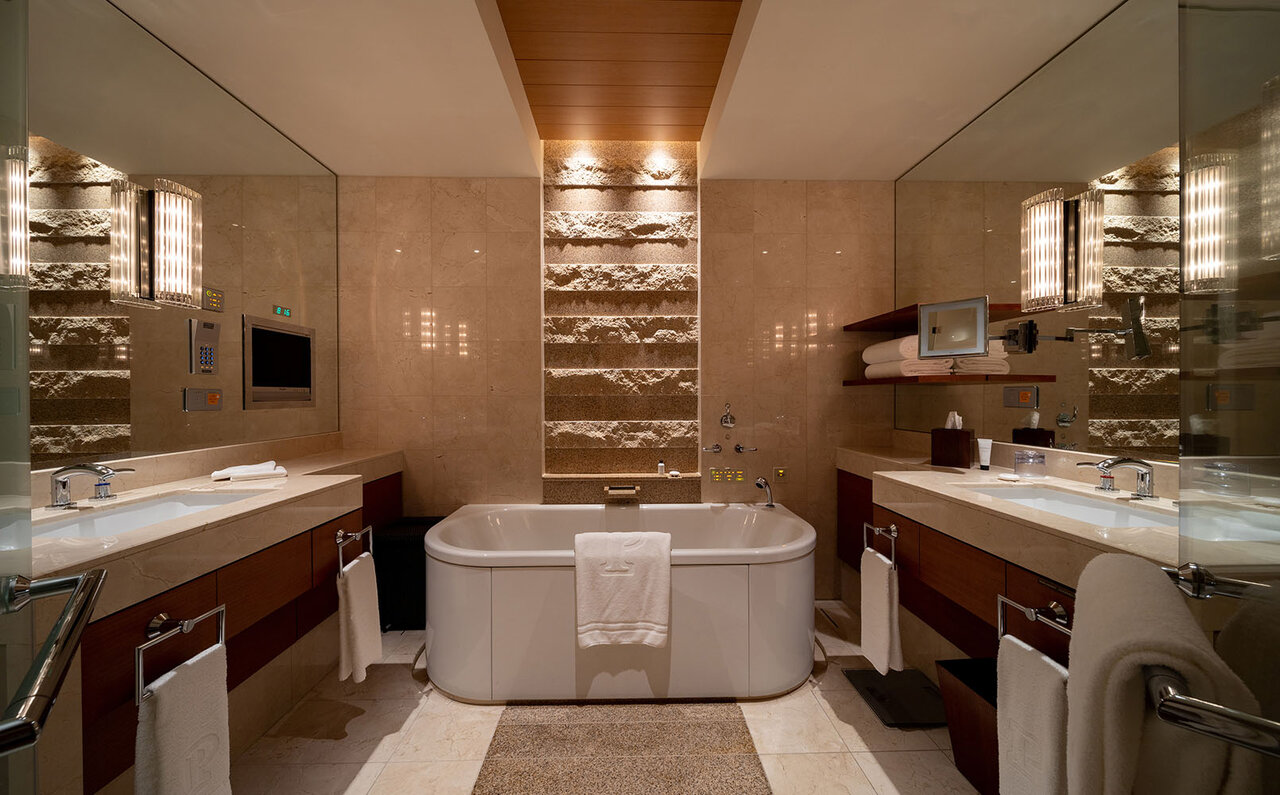 ［犬と泊まれる宿］“館内抱きかかえで皇居お散歩”が叶う！　ザ・ペニンシュラ東京「ドッグステイプログラム」全容を大公開｜TRAVEL