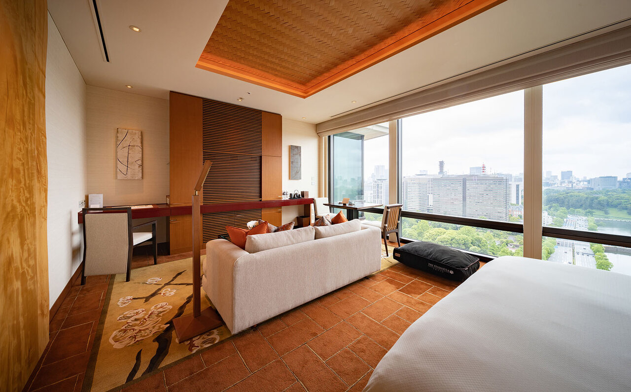 ［犬と泊まれる宿］“館内抱きかかえで皇居お散歩”が叶う！　ザ・ペニンシュラ東京「ドッグステイプログラム」全容を大公開｜TRAVEL