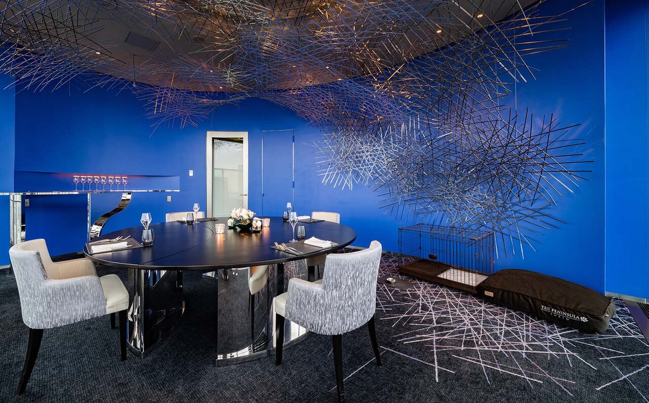 ［犬と泊まれる宿］“館内抱きかかえで皇居お散歩”が叶う！　ザ・ペニンシュラ東京「ドッグステイプログラム」全容を大公開｜TRAVEL