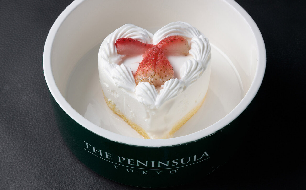 ［犬と泊まれる宿］“館内抱きかかえで皇居お散歩”が叶う！　ザ・ペニンシュラ東京「ドッグステイプログラム」全容を大公開｜TRAVEL