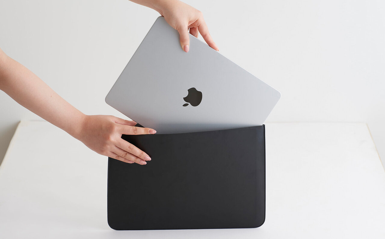 13インチ MacBook Air（M2）モデル用。無駄を削ぎ落としたスリーブケース｜Simplism