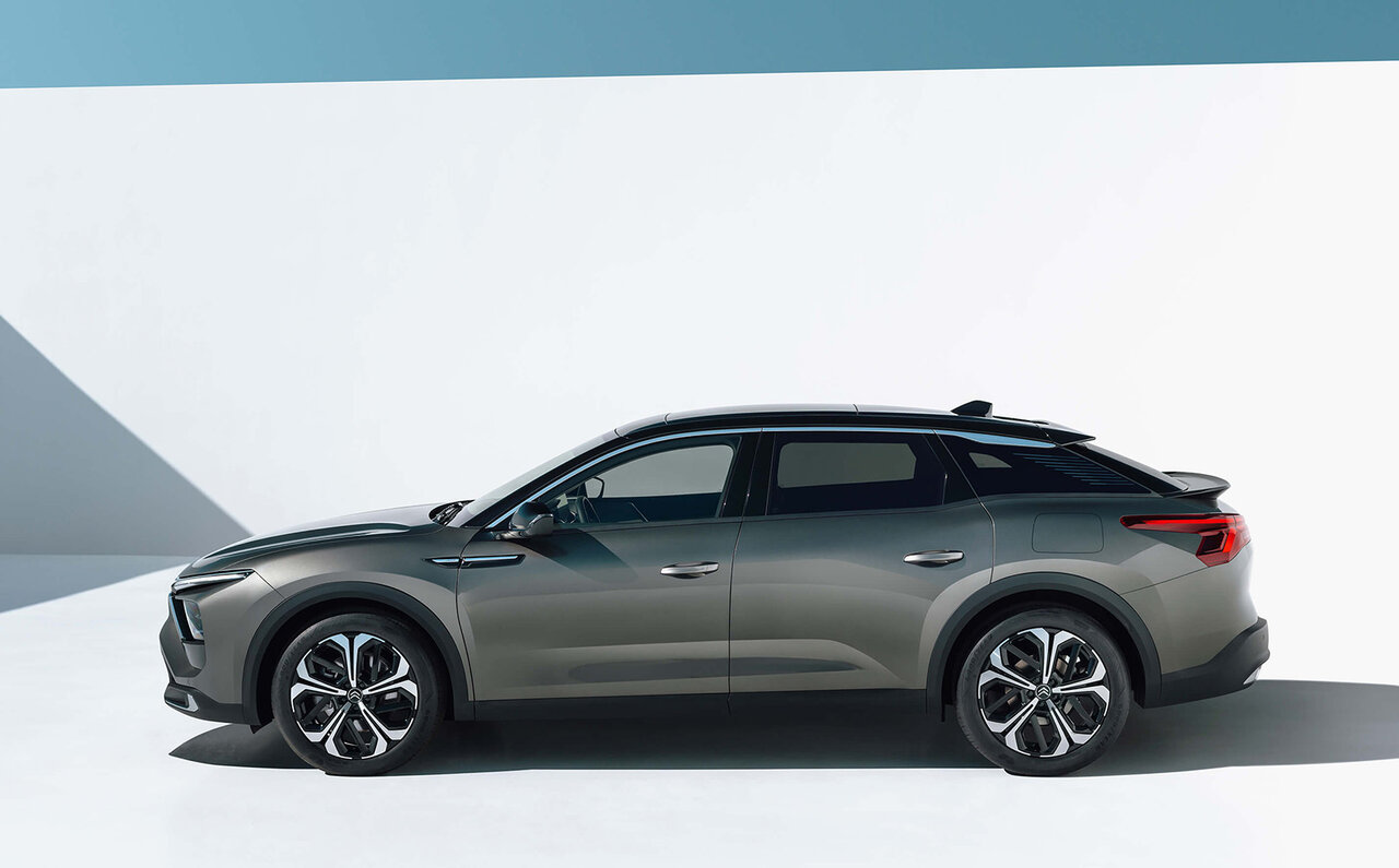 セダン、ステーションワゴン、SUVを融合!?──シトロエンの新フラッグシップモデルC5 X日本上陸｜Citroën