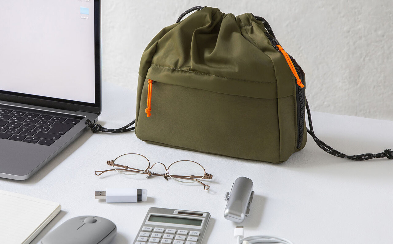 物が取り出しやすい巾着型。カバンの中でも外でも使用できる「ハンディポーチ」 ｜KINGJIM