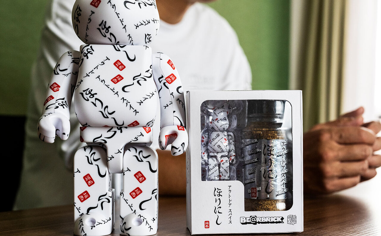 空前の大ヒットとなったアウトドアスパイス『ほりにし』がBE@RBRICKとコラボした理由 | MEDICOM TOY