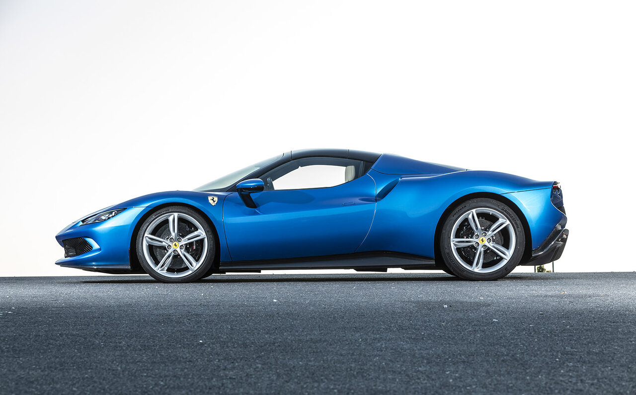 フェラーリ296GTSにイタリアで試乗──クルマを操る純粋な喜びをとことん味わわせてくれる|Ferrari